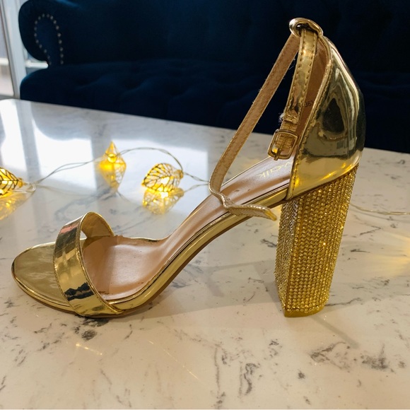✨ CATWALK Shimmery Golden Heels 👠 - Picture 7 of 11